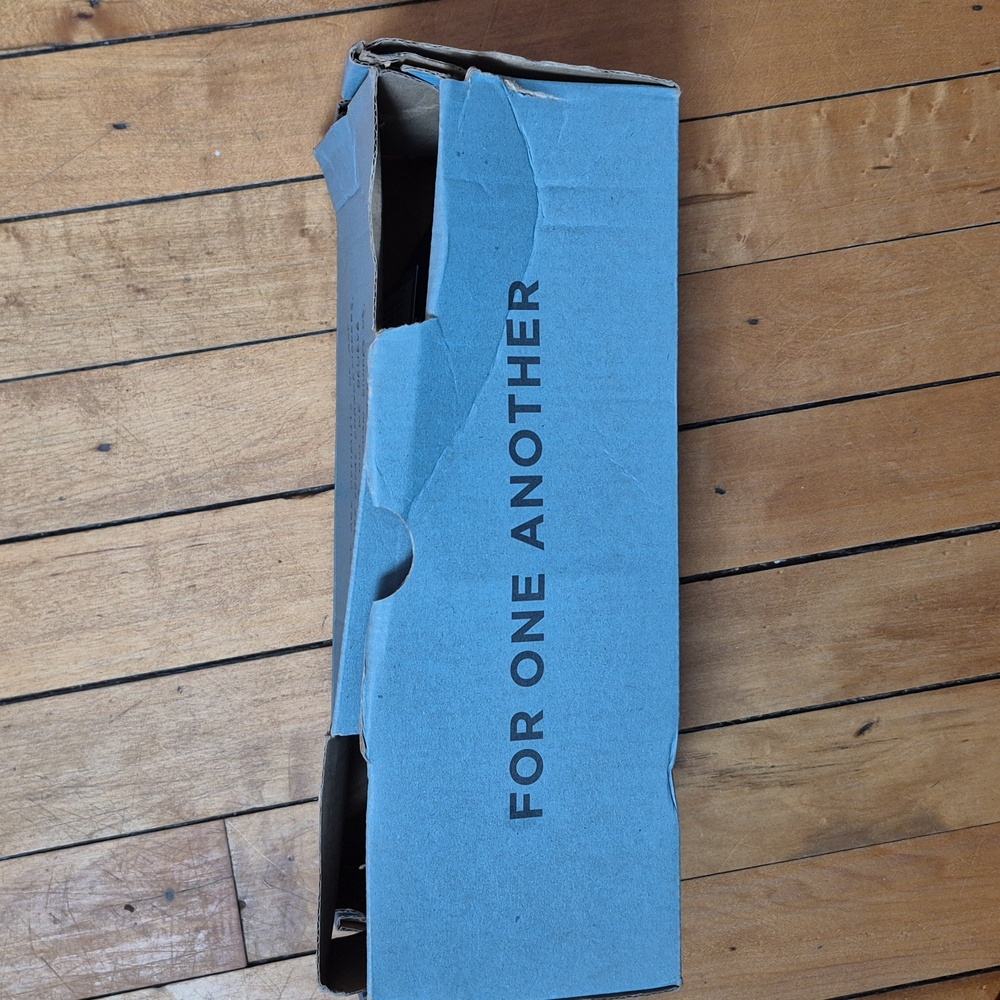 TOMS NWT in Box Navy canvas slip ons - Picture 11 of 13